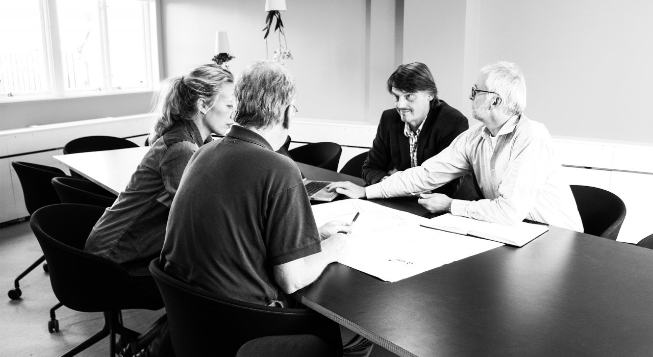 Arbetsgrupp vid bord